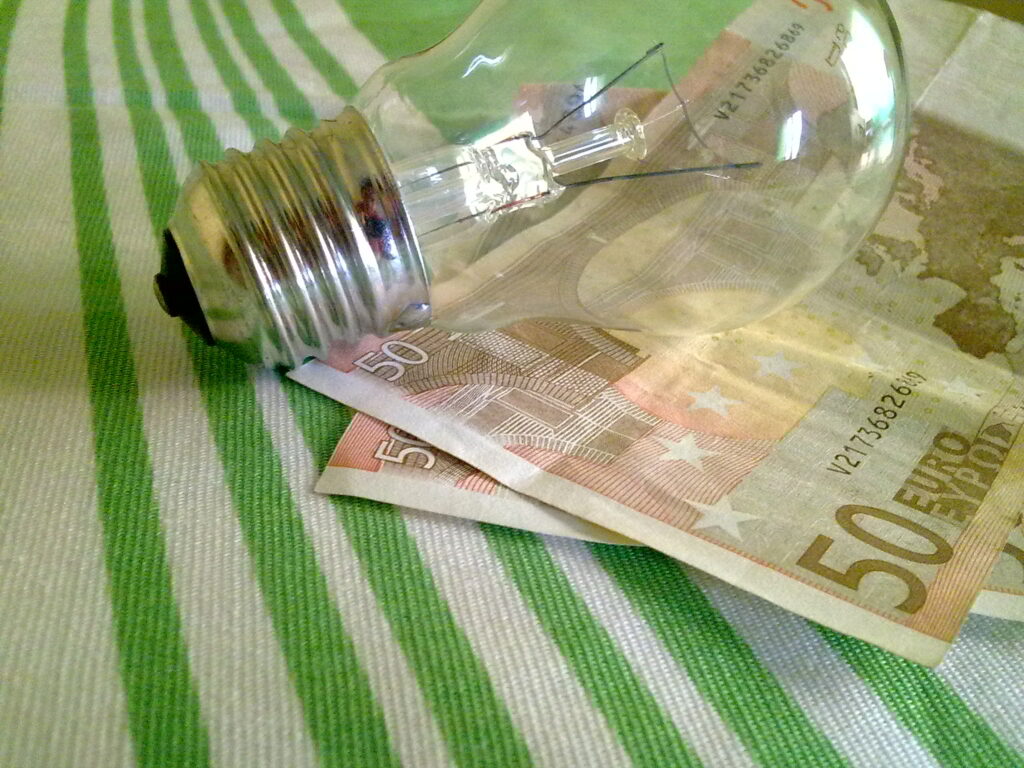 La factura de la luz sube en marzo casi un 3% por el regreso del IVA al ...
